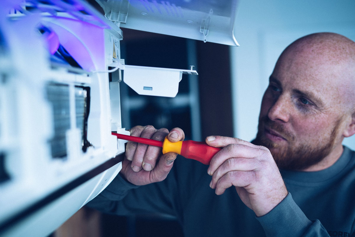 Montagearbeiten eines Klimageräts